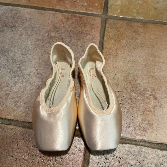 Mirella Elegance Stretch Pointe Shoes - Picture 2 of 3